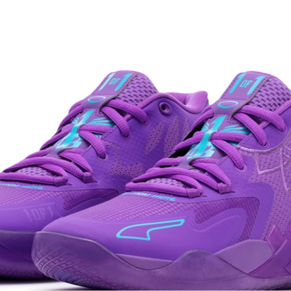 Great condition POPULAR Melo Pumas! Great basketball shoe or everyday shoe!